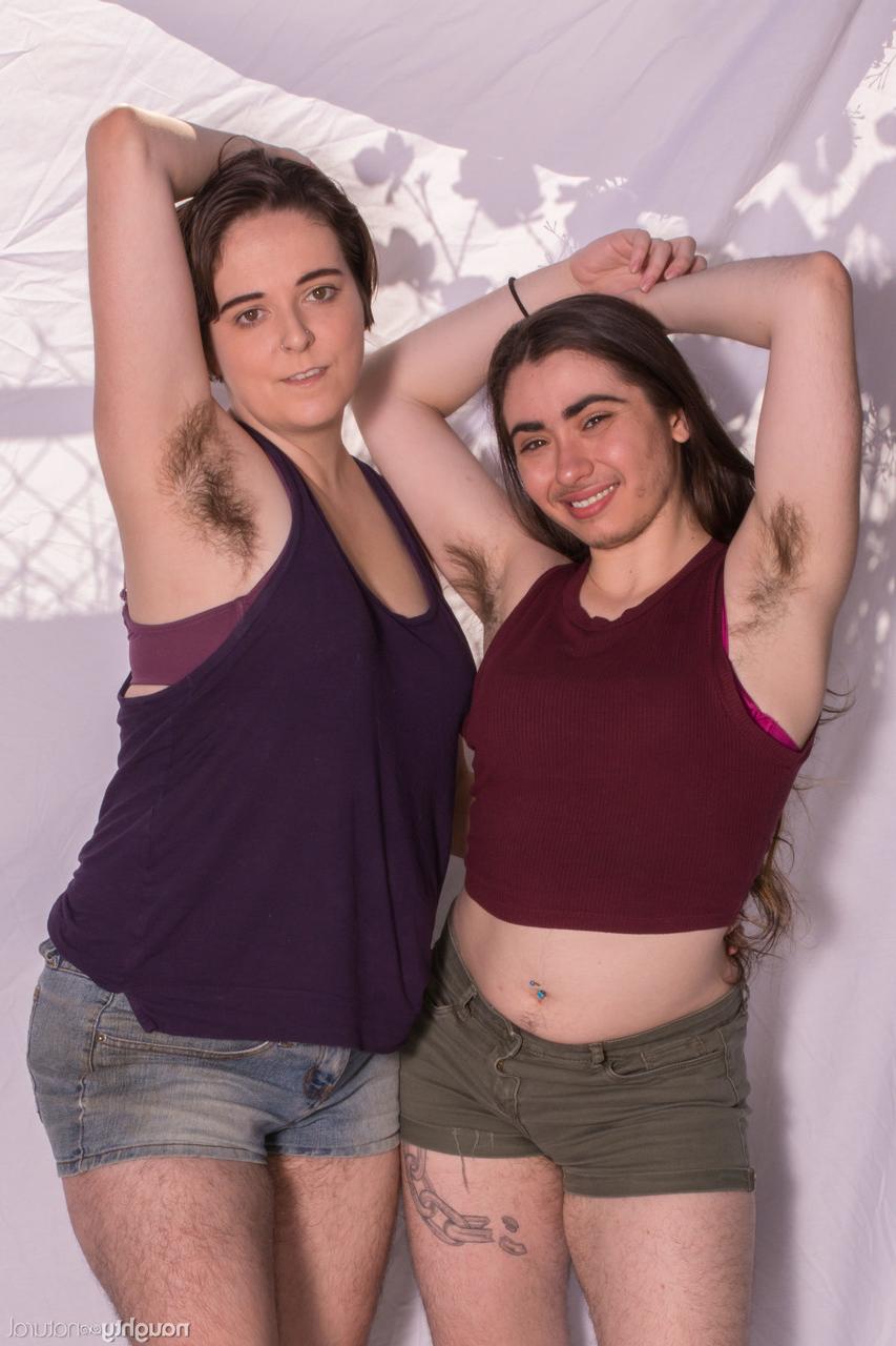 20P Amateurs with hairy armpits Kisa Fae and Harley Hex strip and pose together