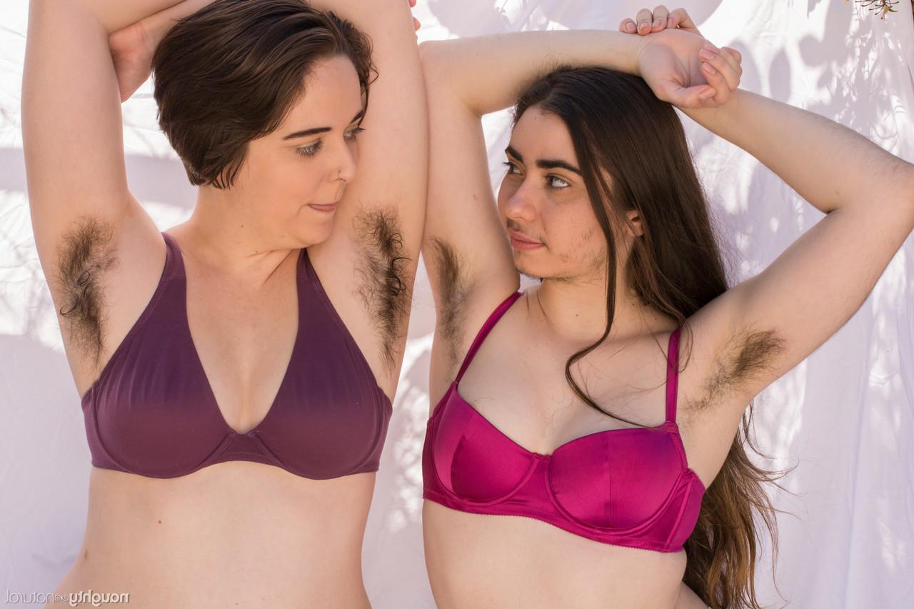20P Amateurs with hairy armpits Kisa Fae and Harley Hex strip and pose together