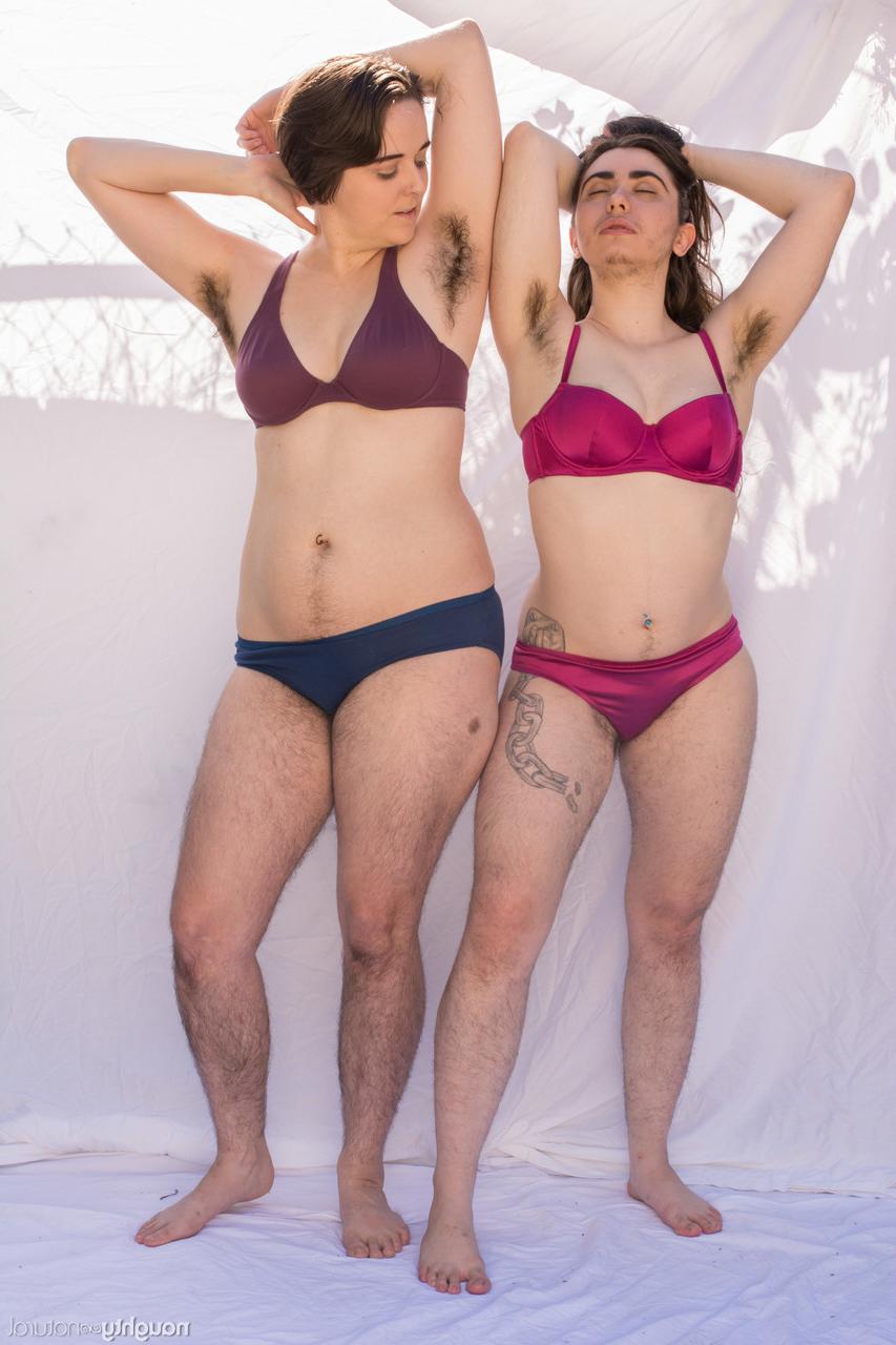 20P Amateurs with hairy armpits Kisa Fae and Harley Hex strip and pose together
