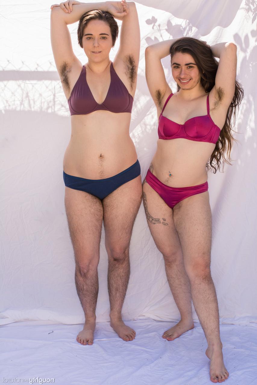 20P Amateurs with hairy armpits Kisa Fae and Harley Hex strip and pose together