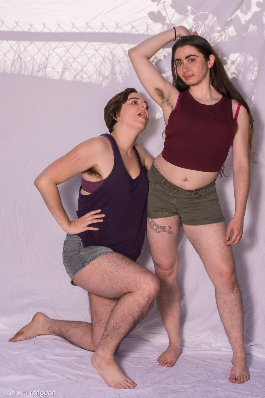 20P Amateurs with hairy armpits Kisa Fae and Harley Hex strip and pose together