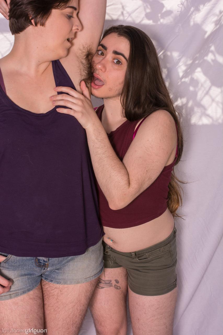 20P Amateurs with hairy armpits Kisa Fae and Harley Hex strip and pose together