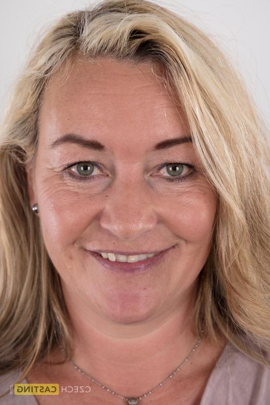 20P Die reife Blondine Sandra steht bei ihrem Akt-Model-Start völlig nackt da