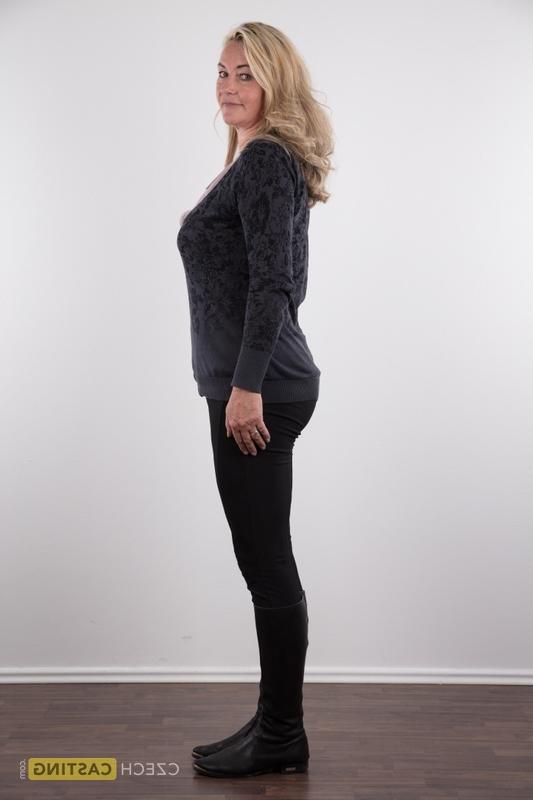 20P Die reife Blondine Sandra steht bei ihrem Akt-Model-Start völlig nackt da