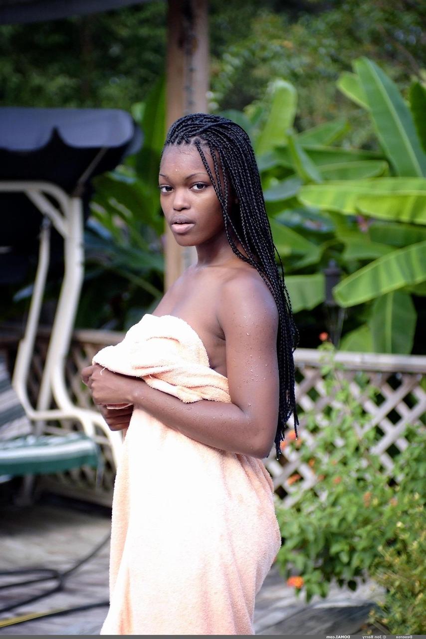 20P A adolescente de pele escura Deserea revela seus lindos peitos grandes e sua vulva gostosa no convés