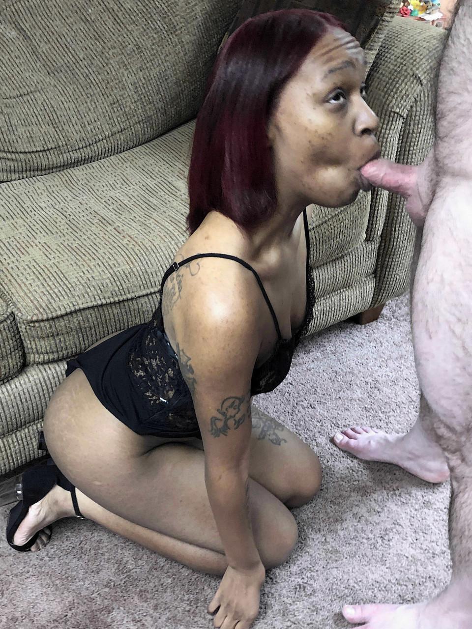 20P Die sexy Amateurin aus Ebenholz, Taee Naz, reibt ihre Muschi, bevor sie an einem weißen Schwanz lutscht