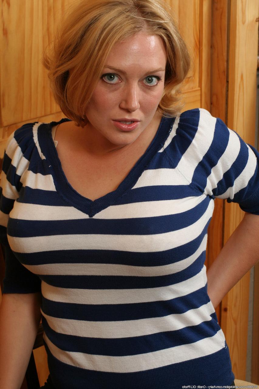 20P Sexy Amateurin zieht sich im Solo aus, stellt ihre großen natürlichen Titten zur Schau und masturbiert