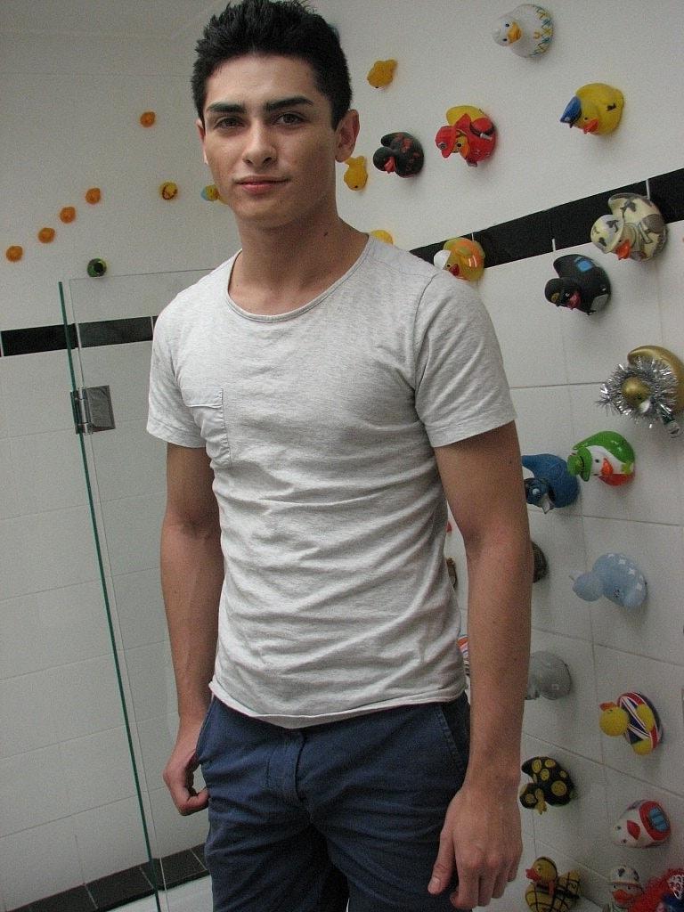 20P Die einsame schwule Brünette Jordon Jus zieht sich im Badezimmer aus und holt sich einen runter