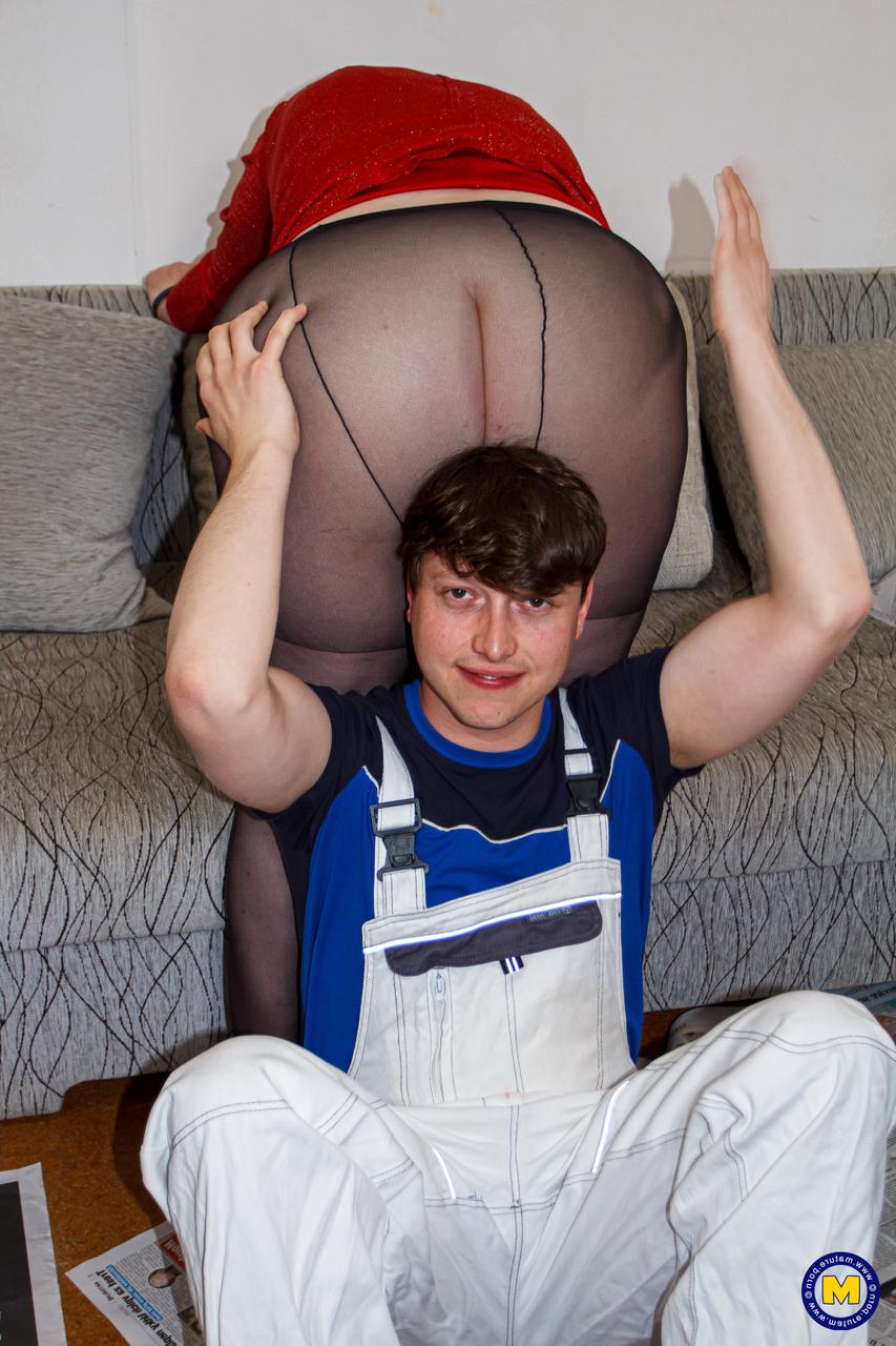 20P Jolanka, mamie BBW, chevauche la bite d'un jeune peintre et prend un soin du visage