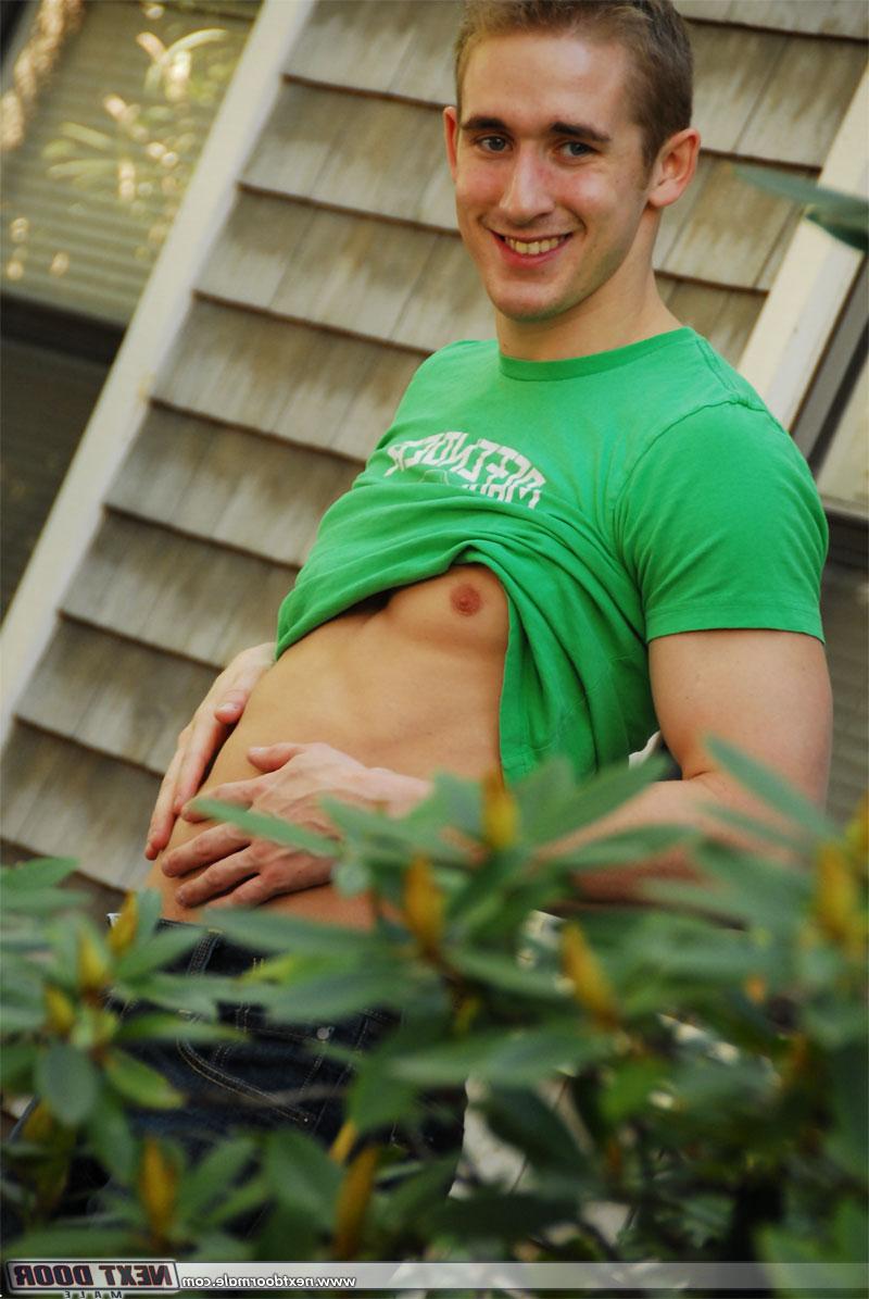 20P Gay tesão com ótimo abdômen Mason Wyler expõe seu corpo e seu grande pau em um solo