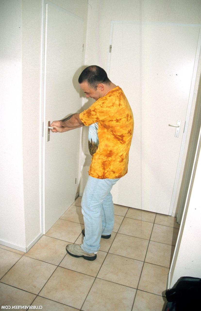 20P Die sexy Süße Claudia G sitzt auf einem Schwanz, bevor sie auf der Toilette eine Gesichtsbehandlung bekommt