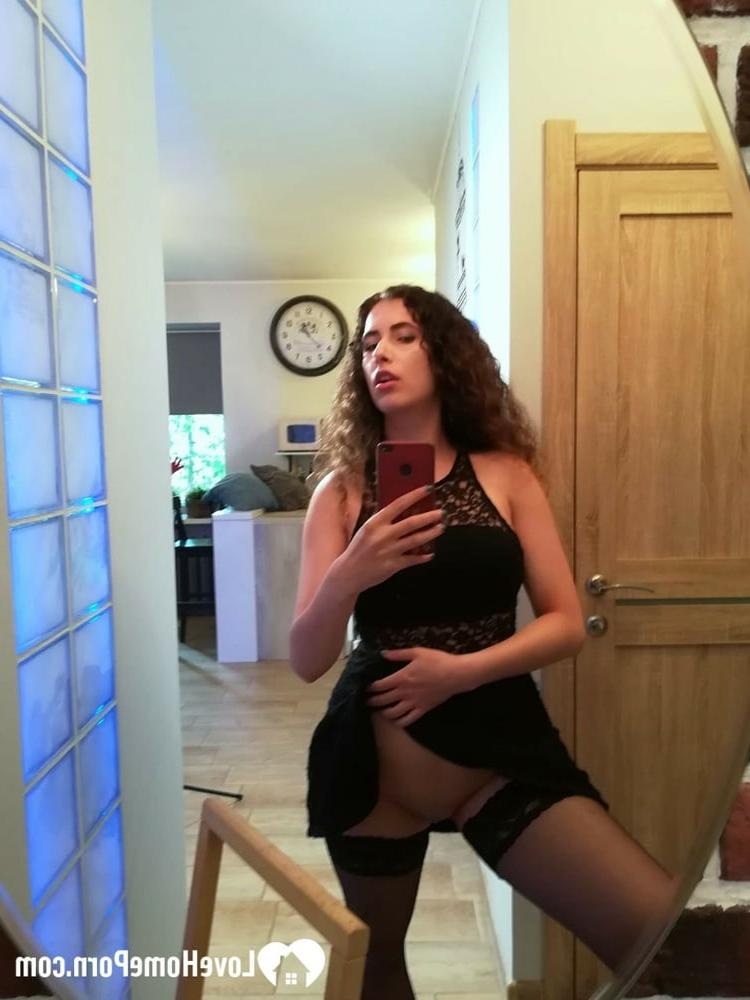 20P Une brune aux courbes généreuses se déshabille et pose dans ses bas nylon devant le miroir.