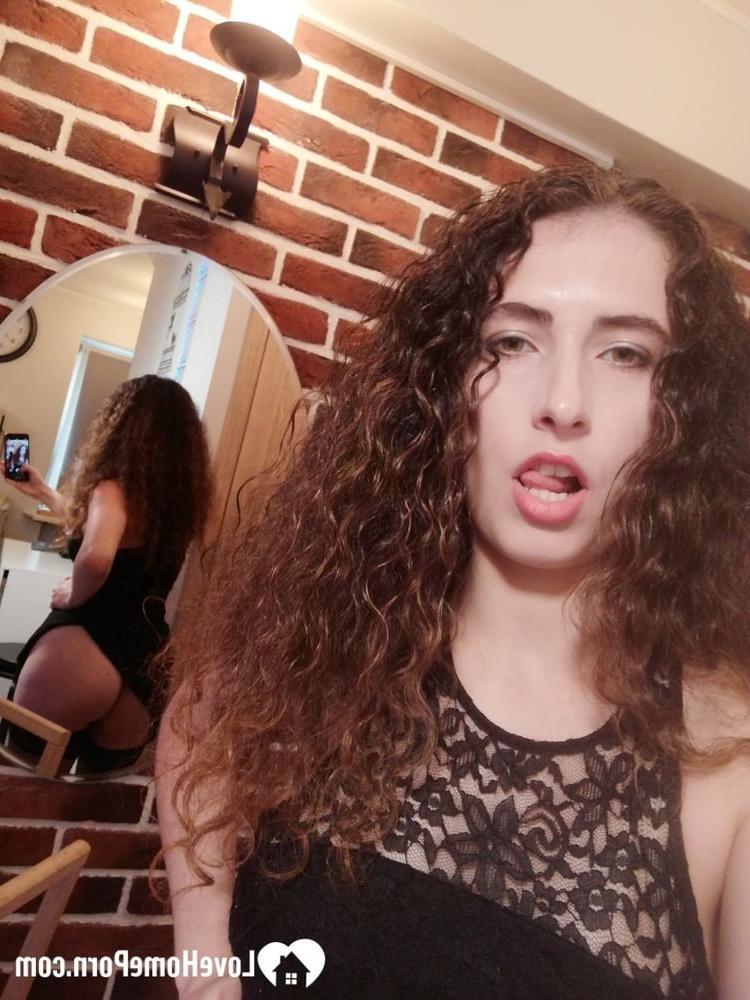 20P Une brune aux courbes généreuses se déshabille et pose dans ses bas nylon devant le miroir.