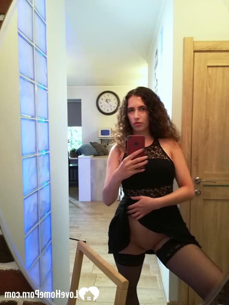 20P Une brune aux courbes généreuses se déshabille et pose dans ses bas nylon devant le miroir.