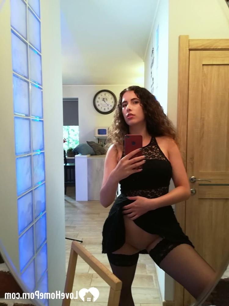 20P Une brune aux courbes généreuses se déshabille et pose dans ses bas nylon devant le miroir.