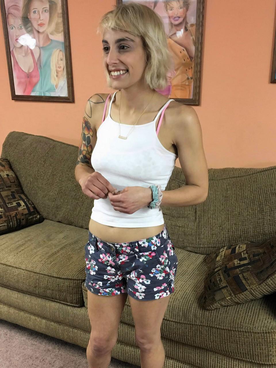 20P A loira magra MaryyJane fica nua e dá a Logan Drake um boquete gostoso em POV
