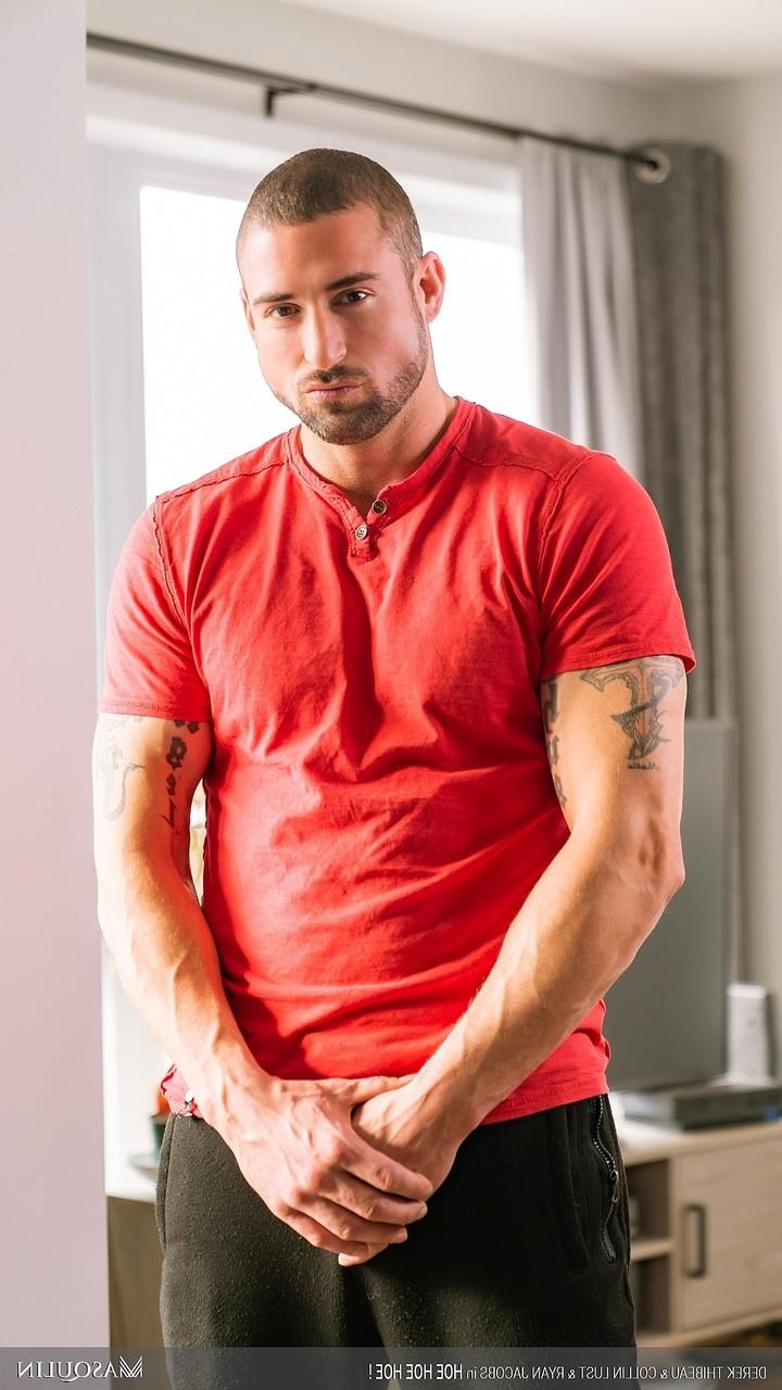 20P Un beau mec tatoué baise deux minets coquins dans un trio sexy sur le sol