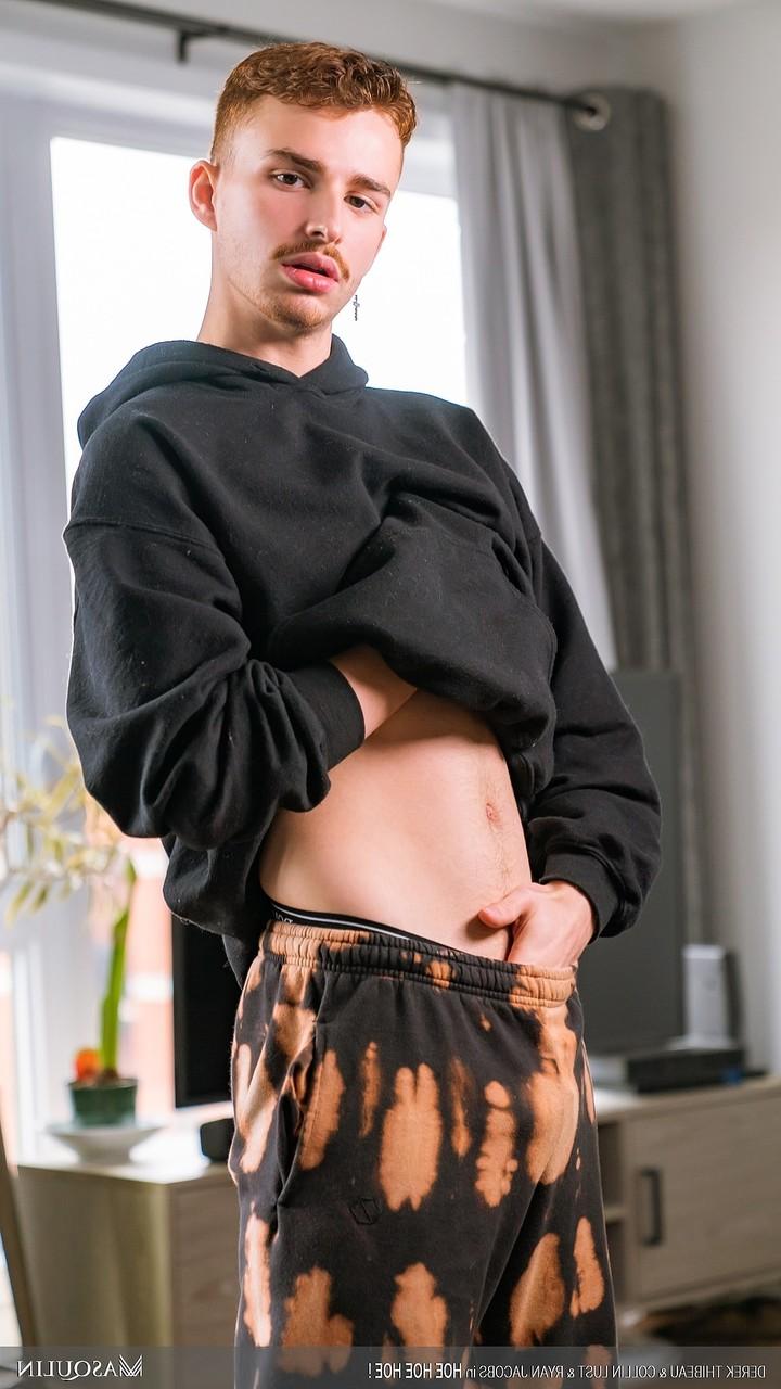 20P Un beau mec tatoué baise deux minets coquins dans un trio sexy sur le sol