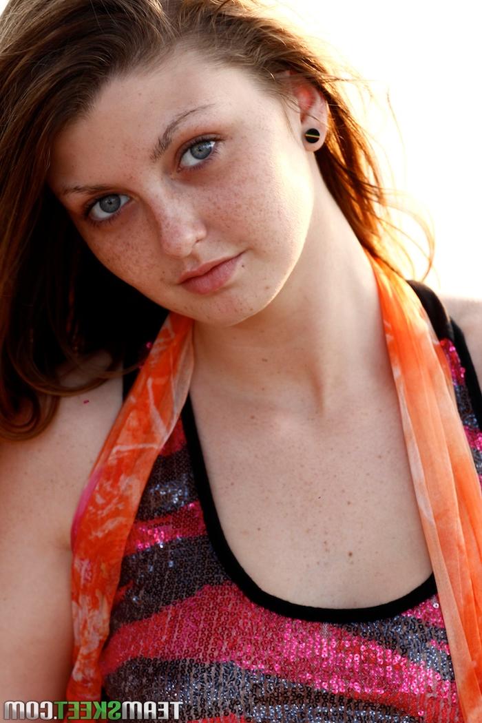 16P Staci Silverstone, rousse aux gros seins, exhibe ses seins de jeune et pose habillée en extérieur.