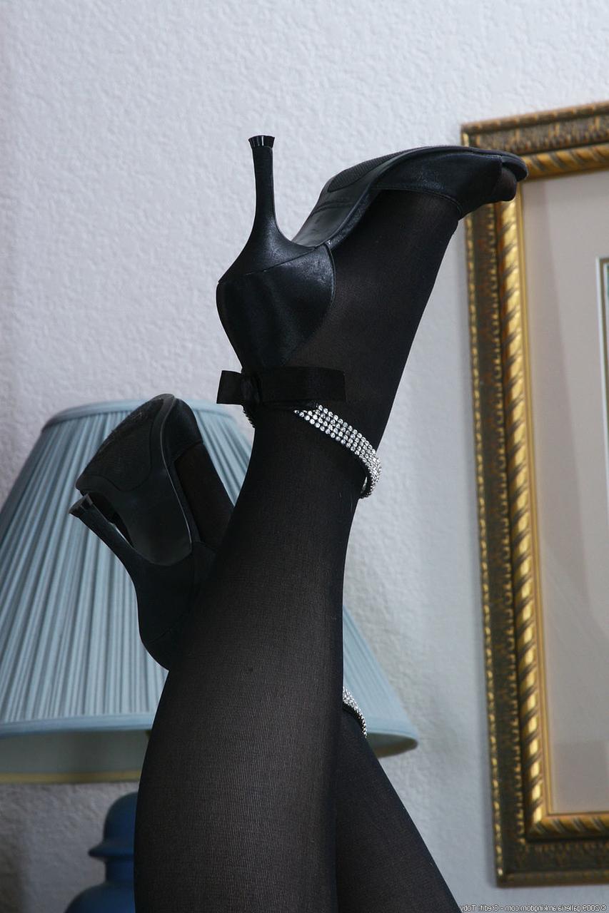 20P Amadora querida Rikki tira sua roupa de lingerie e posa nua