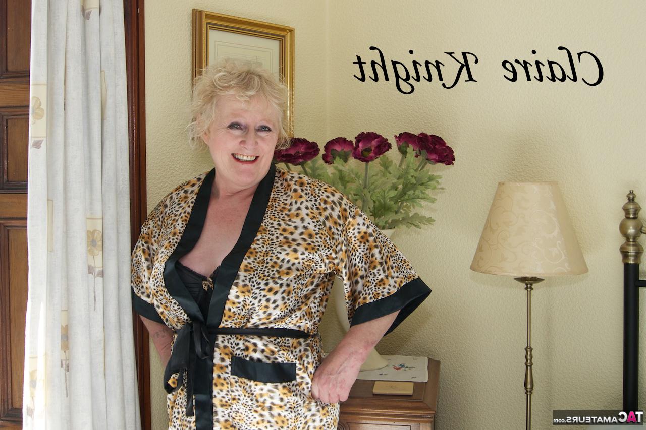 16P Mamie blonde s'admire dans un miroir tout en portant de la lingerie et des bas de nylon