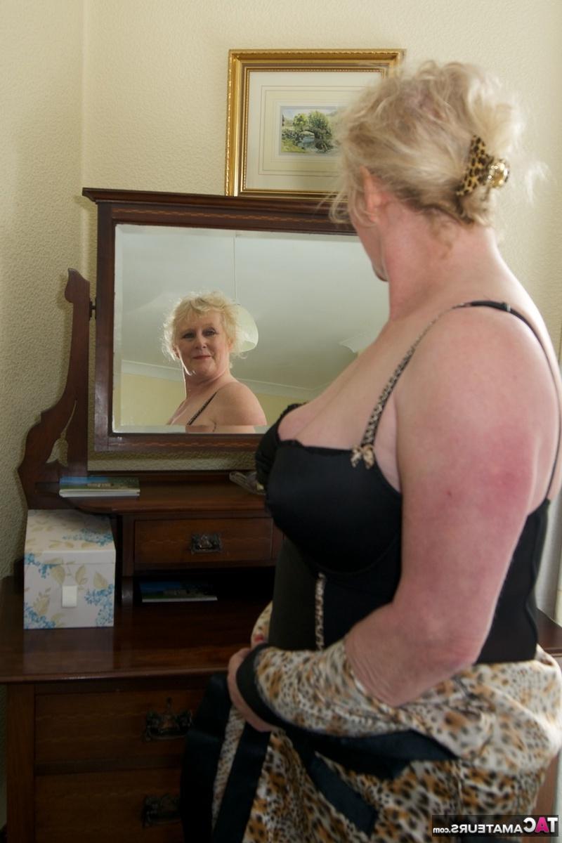 16P Mamie blonde s'admire dans un miroir tout en portant de la lingerie et des bas de nylon