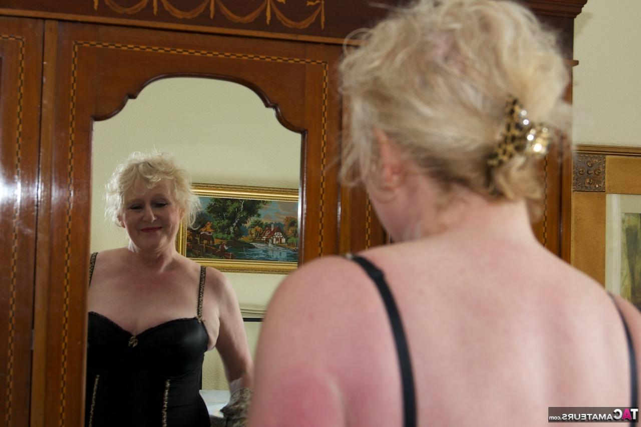 16P Mamie blonde s'admire dans un miroir tout en portant de la lingerie et des bas de nylon
