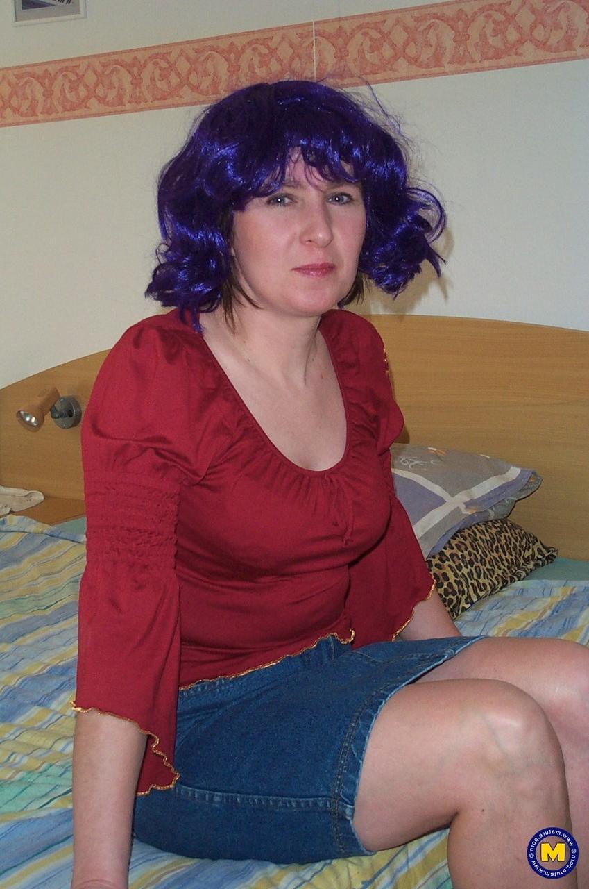 20P Ama de casa de pelo azul Tieneke muestra su gran culo y juega con su coño peludo