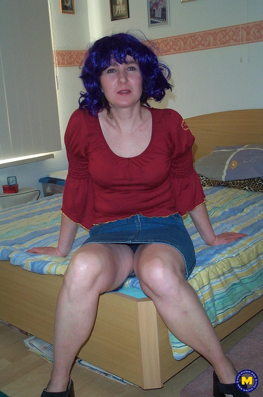 20P Ama de casa de pelo azul Tieneke muestra su gran culo y juega con su coño peludo