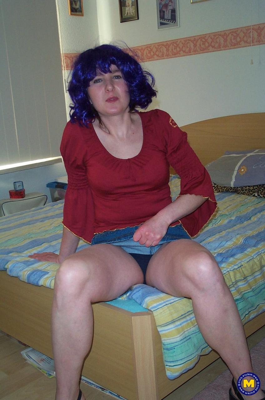 20P Ama de casa de pelo azul Tieneke muestra su gran culo y juega con su coño peludo