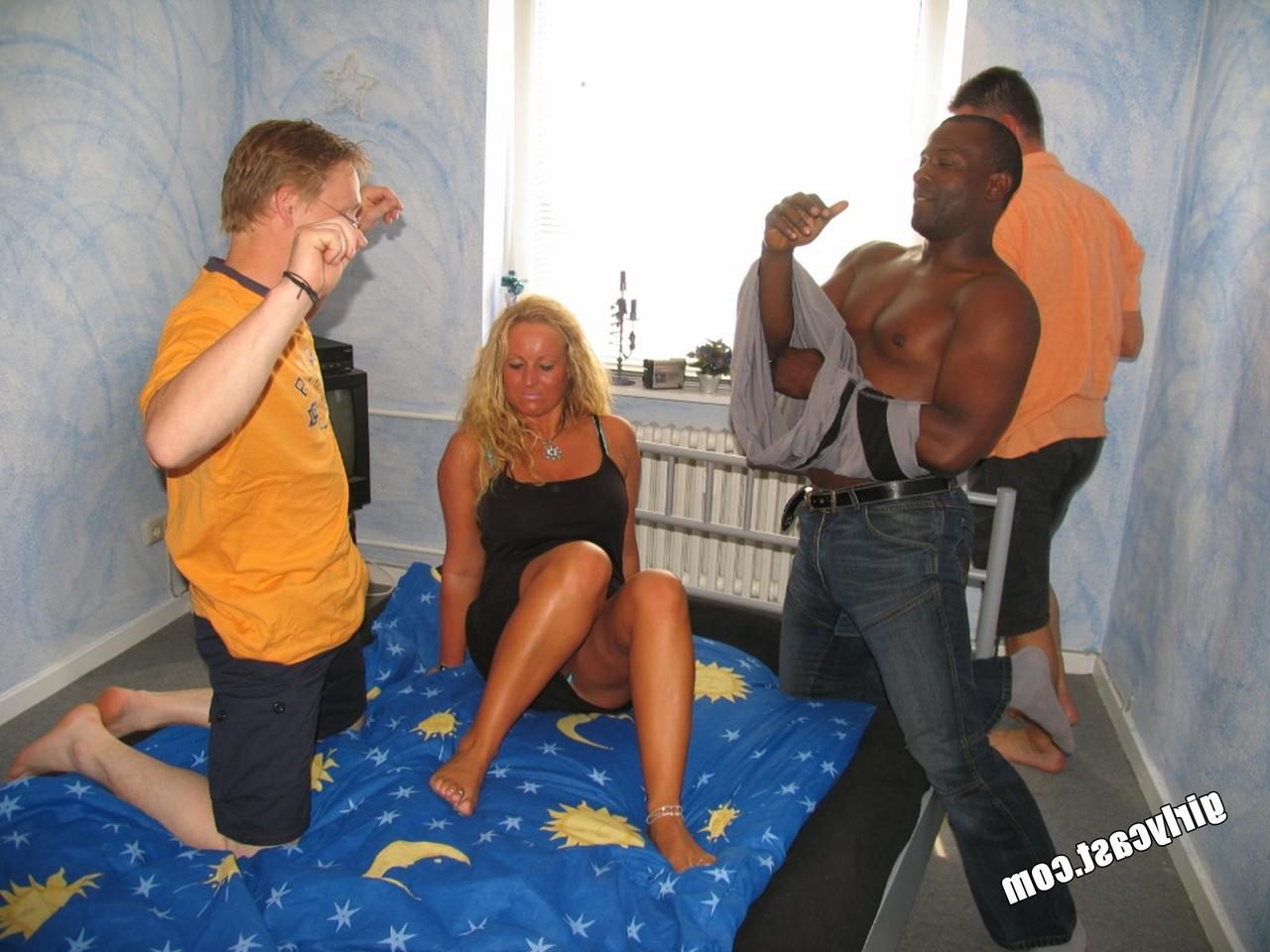 16P Blonde Amateurin wird auf ihrem Bett von schwarzen und weißen Männern durchgevögelt