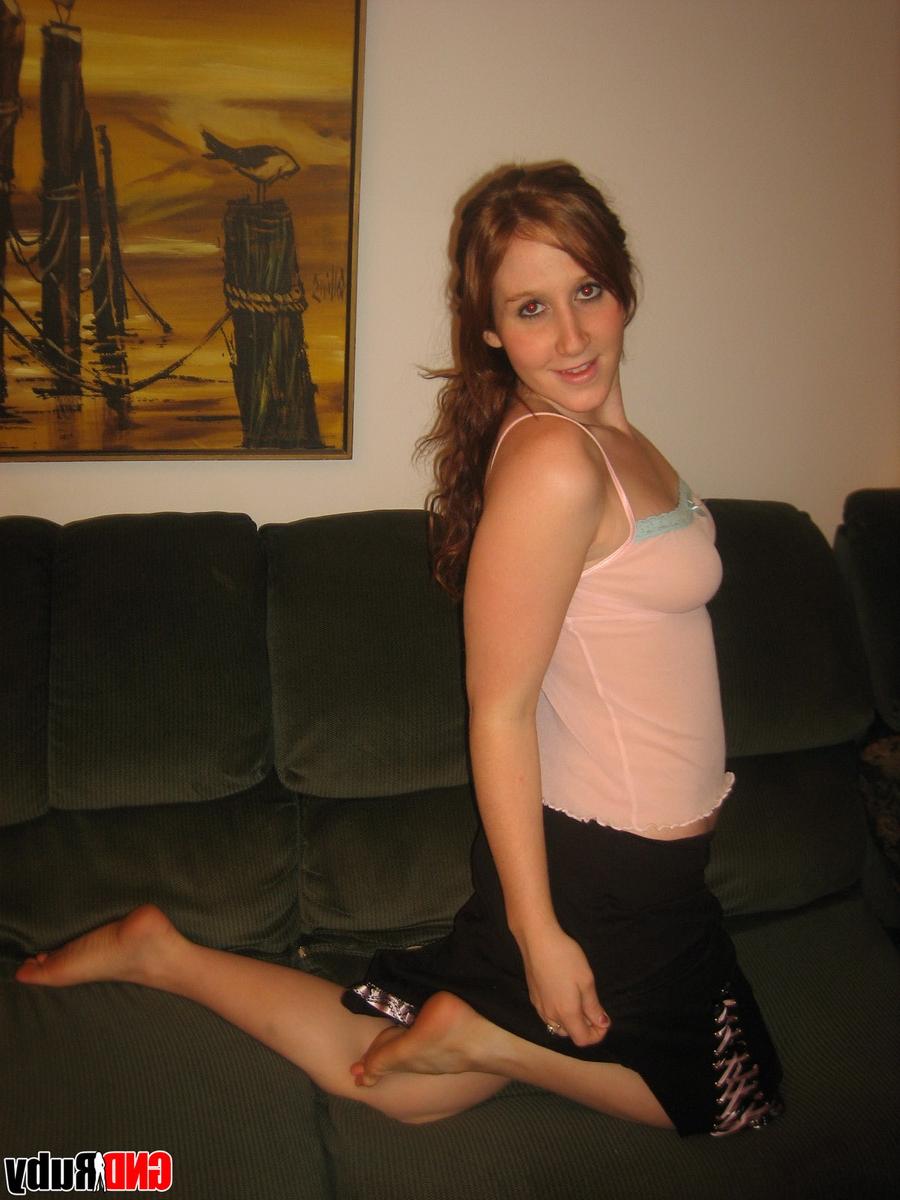 12P Pelirroja amateur se desnuda antes de hacer una mamada en POV