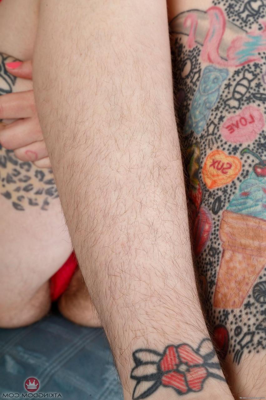 20P La chica amateur tatuada Felicia Fisher muestra sus axilas peludas y su coño peludo