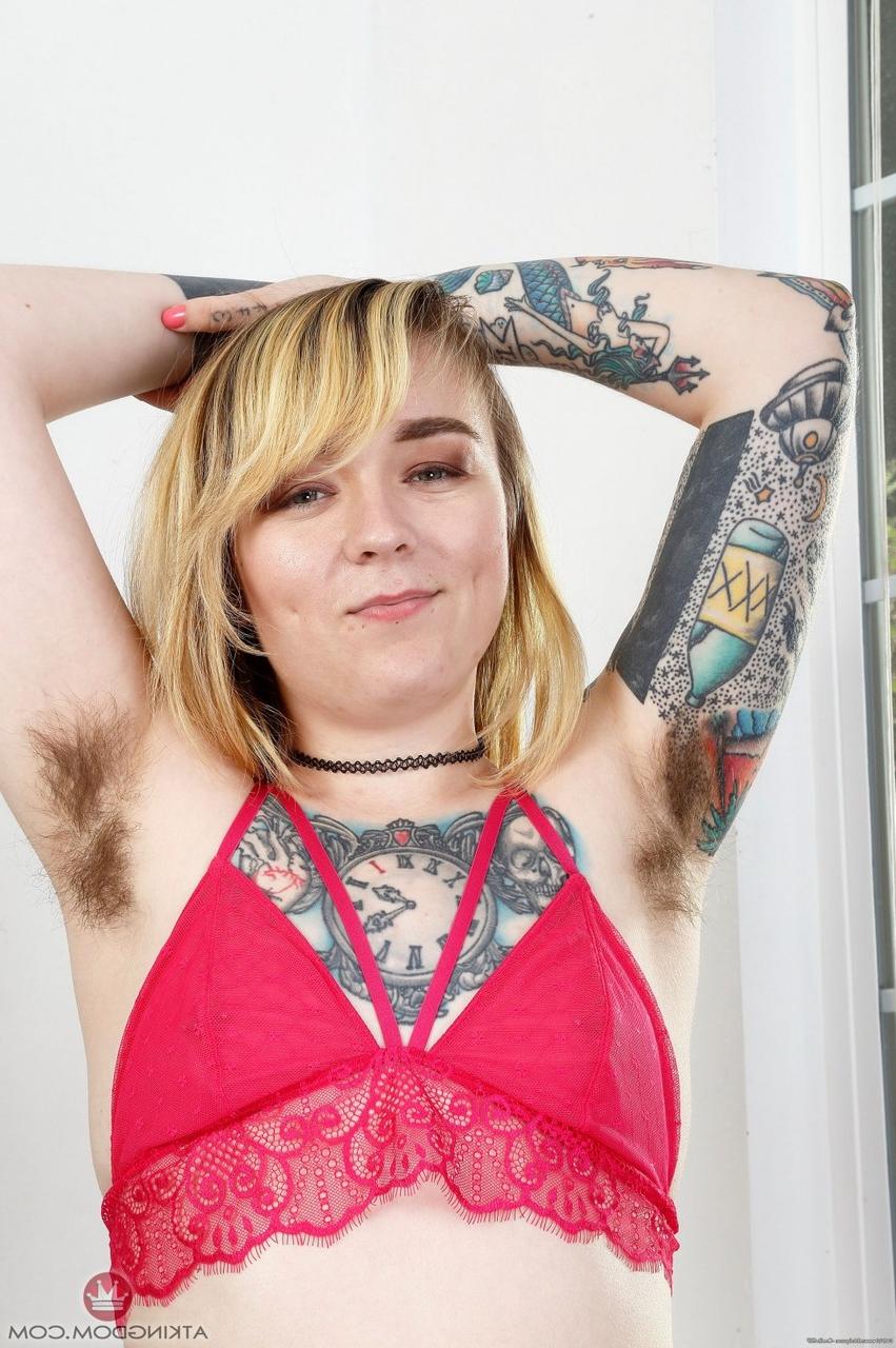 20P La chica amateur tatuada Felicia Fisher muestra sus axilas peludas y su coño peludo