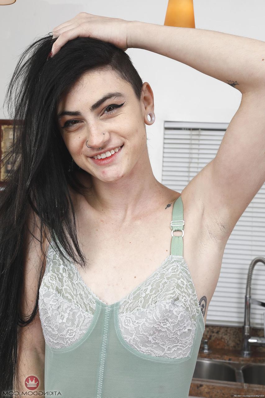 20P A morena magra Lydia Black espalha sua vulva peluda e expõe sua bunda grande
