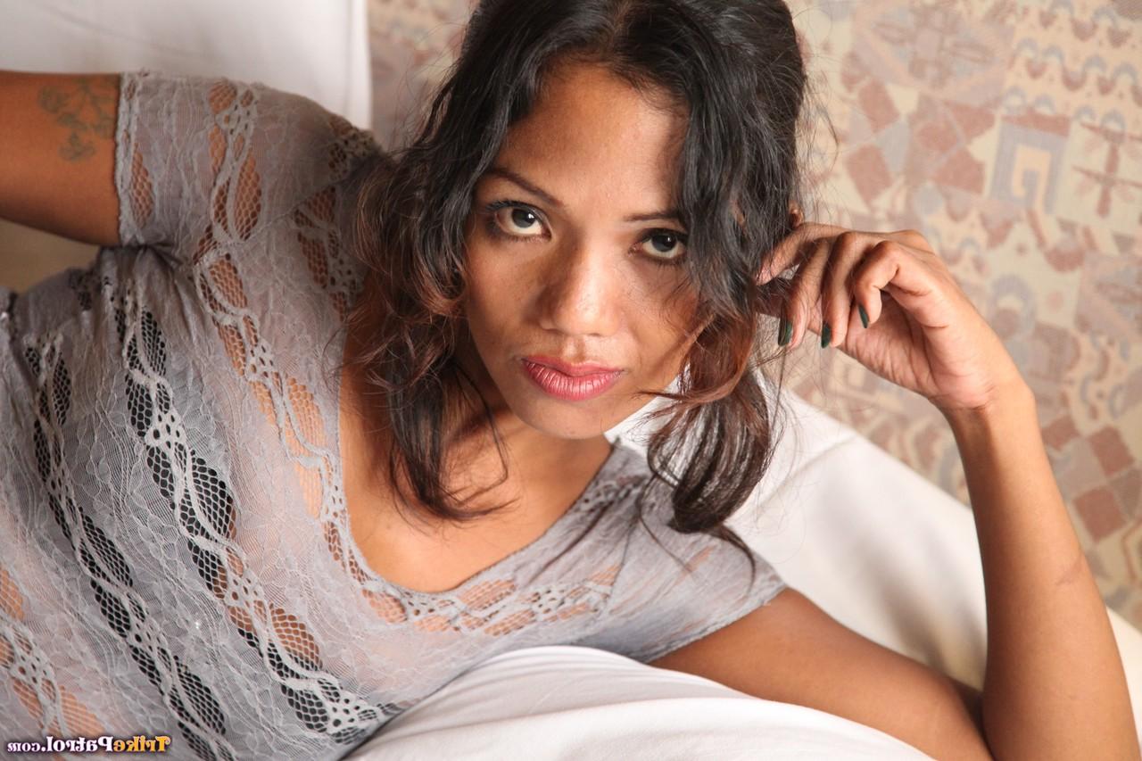 20P A puma filipina Yen Sagas sopra um pau duro e gosta de uma foda gostosa em POV