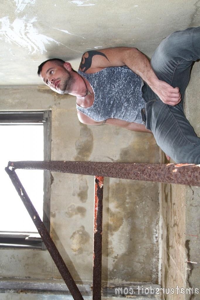 20P Gays maduros Blake Badarse e Ethan Easy fazendo sexo oral e anal em público