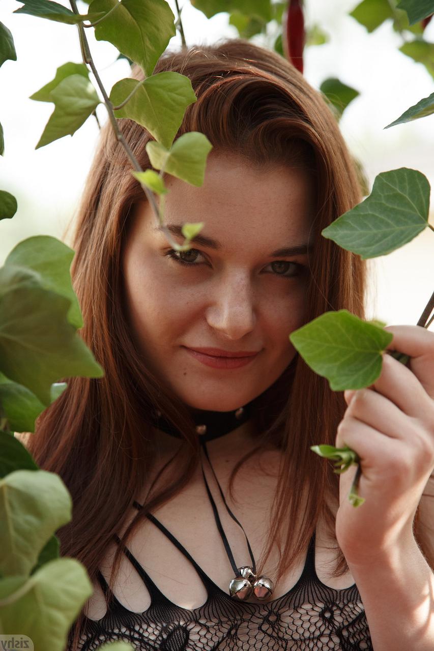 12P Die attraktive Teenager-Rothaarige Jessica Marco posiert in super sexy schwarzen Dessous