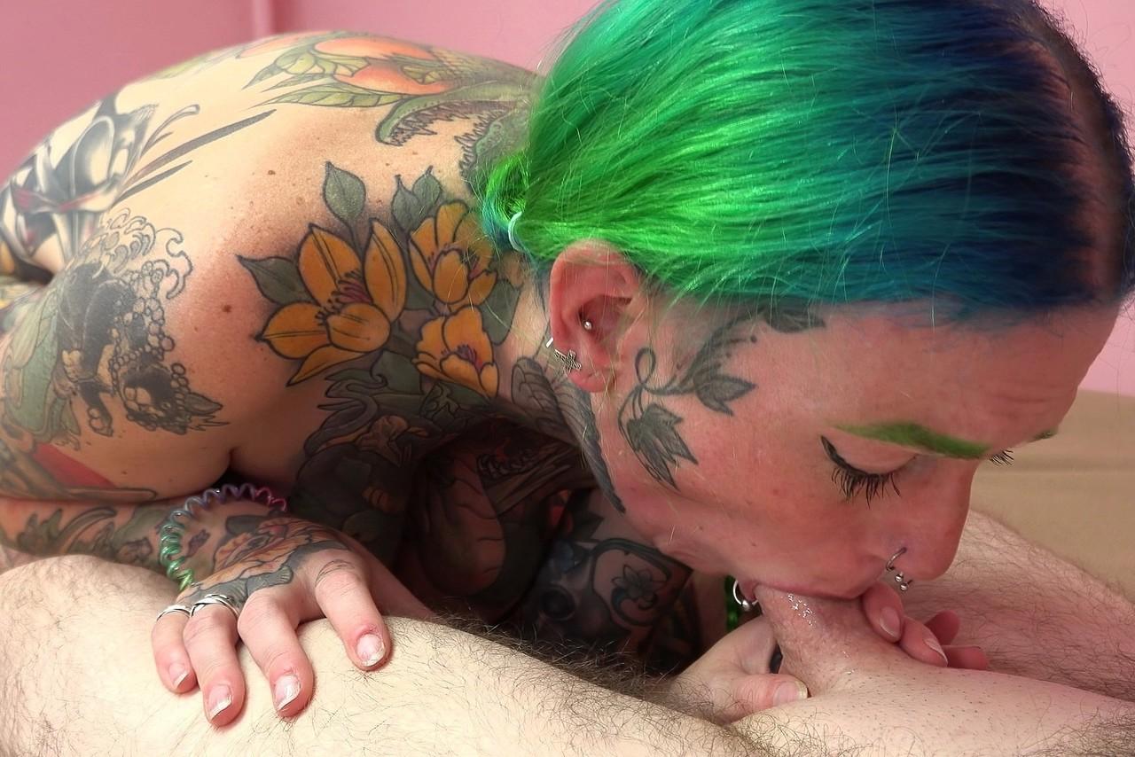 20P Vibe Ryder amador tatuado brinca com um vibrador e consegue uma surra no ponto de vista