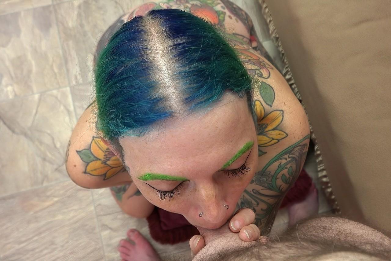 20P Vibe Ryder amador tatuado brinca com um vibrador e consegue uma surra no ponto de vista