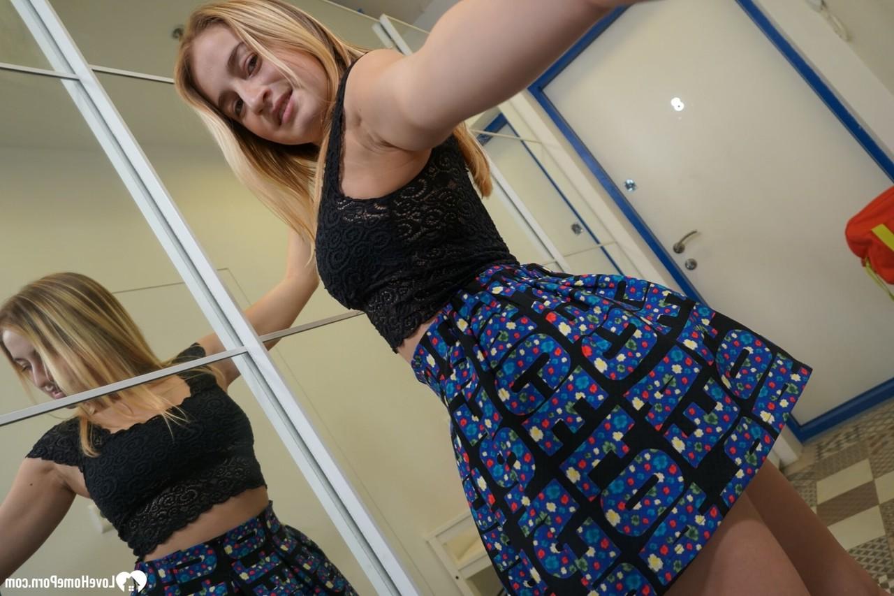 20P Superbe blonde amateur exposant ses seins naturels et son cul rond en solo