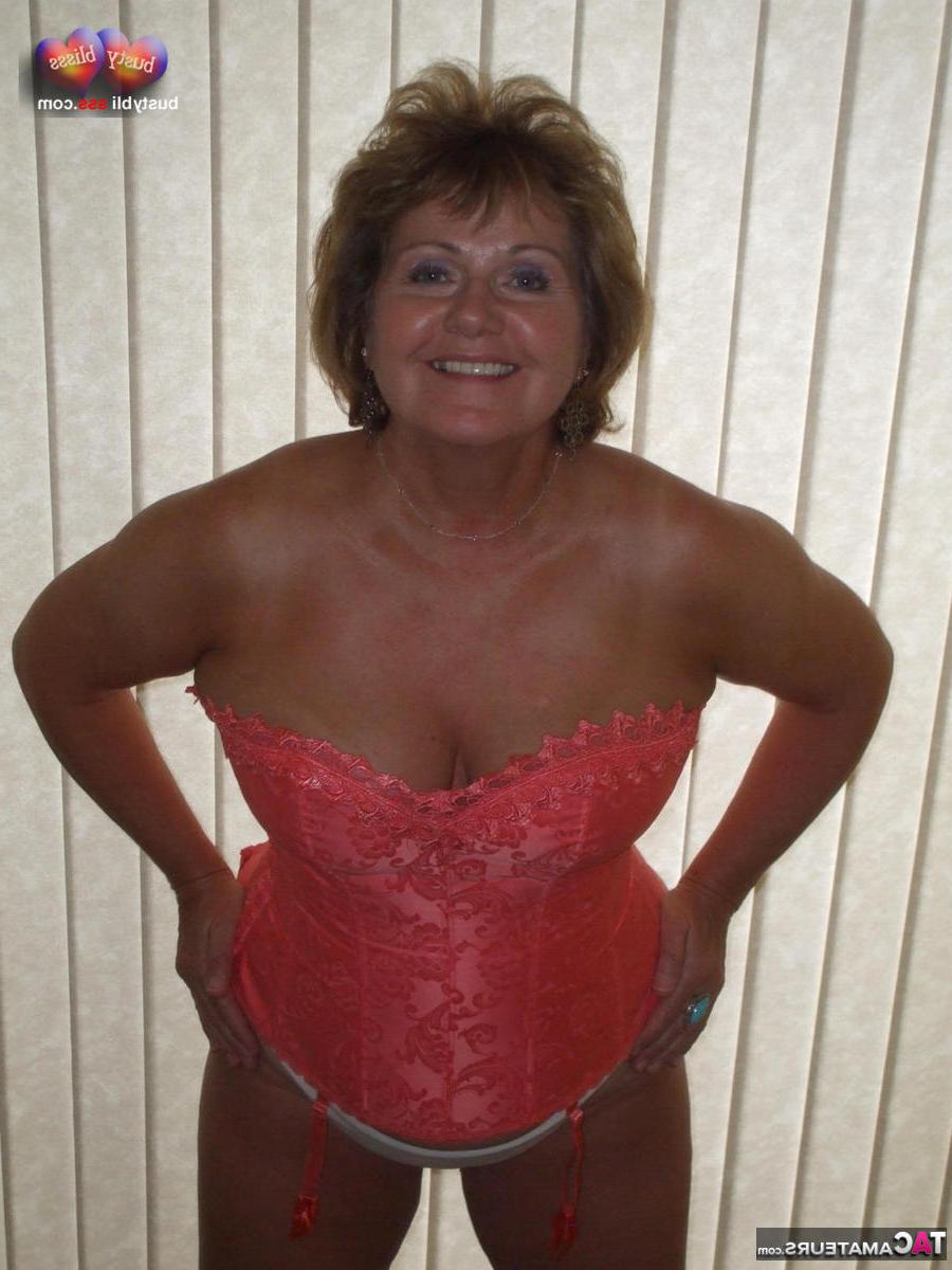 16P La madura Busty Bliss descubre sus tetas naturales antes de jugar con su coño