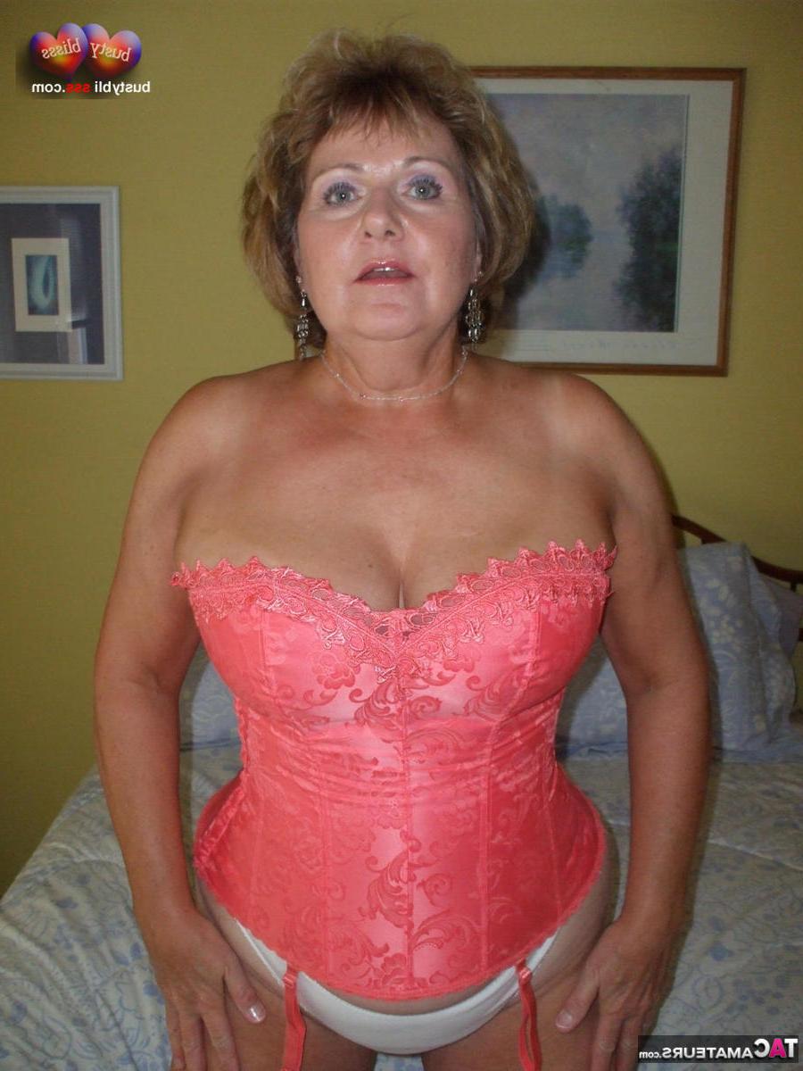 16P La madura Busty Bliss descubre sus tetas naturales antes de jugar con su coño