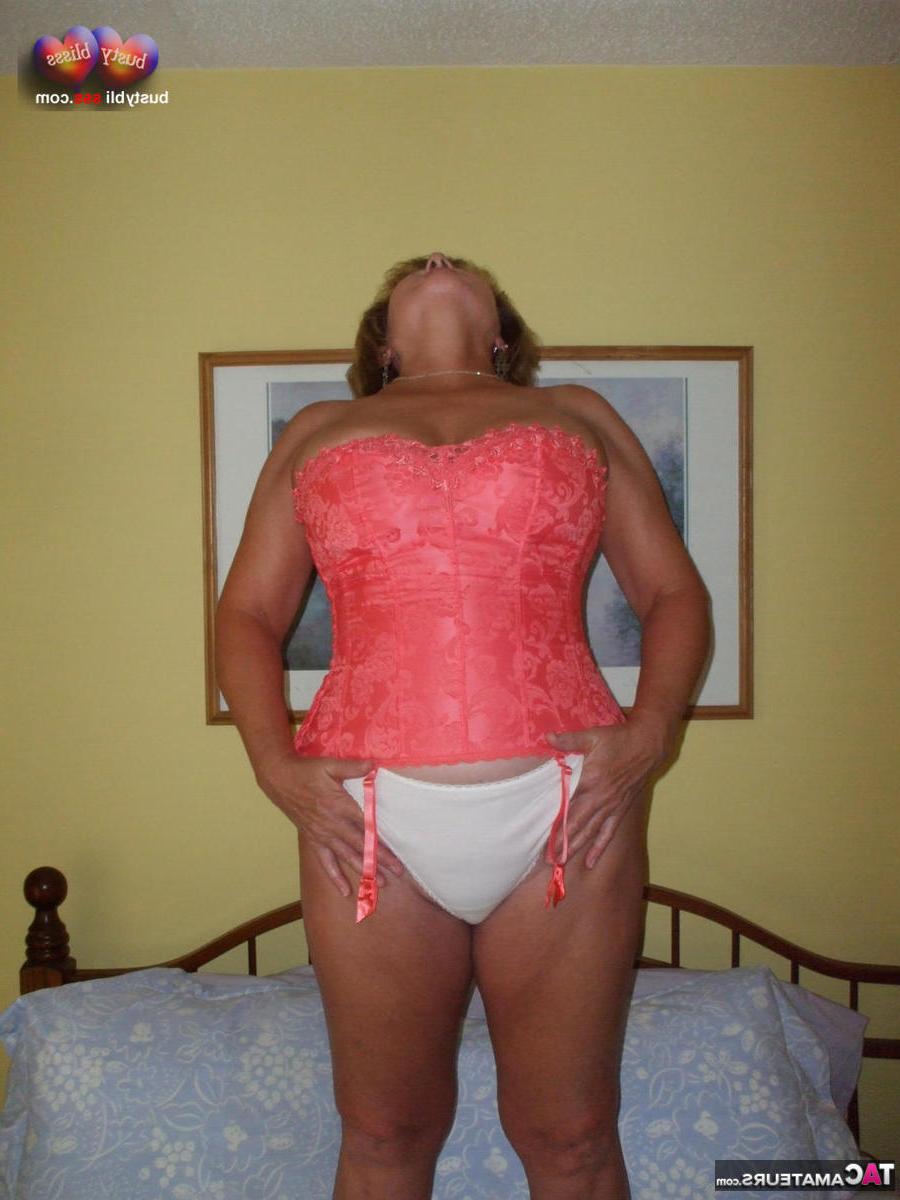 16P La madura Busty Bliss descubre sus tetas naturales antes de jugar con su coño