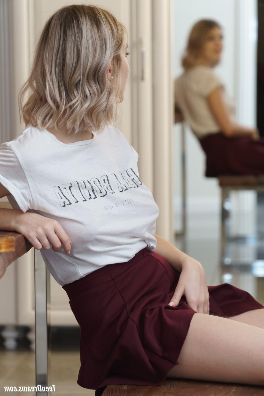 20P A pequena adolescente amadora Lady Jay tira a roupa, revela seus peitos gostosos e se dedilha
