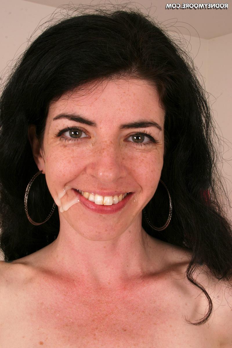 20P A amadora Sarah Singer expõe as axilas peludas e a vulva e dá cabeça