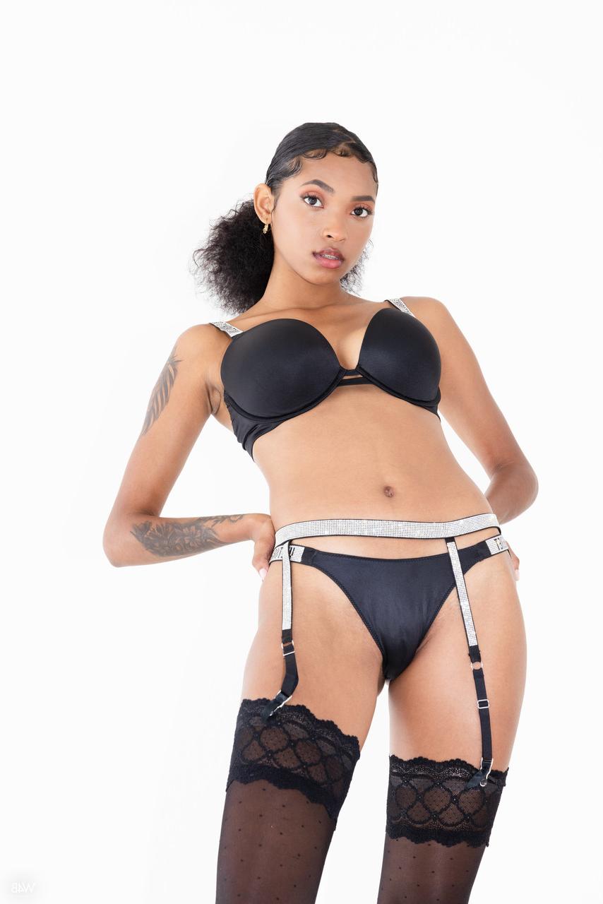 20P A gata alta Barbie mostra sua buceta aparada em um strip-tease sexy em meias