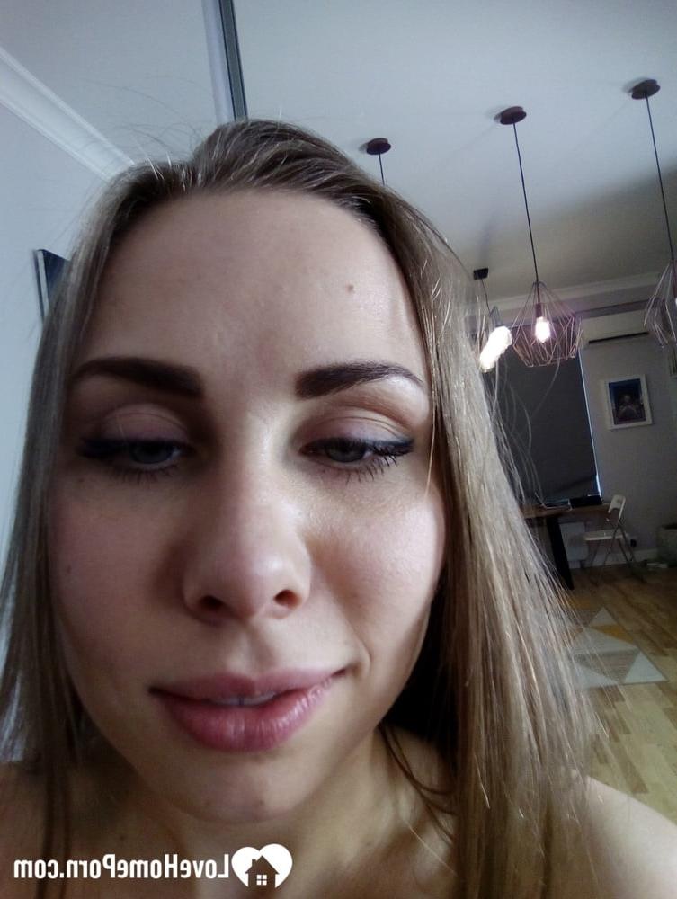 20P Amadora loira tira selfies nuas mostrando seus seios naturais e sua bunda redonda