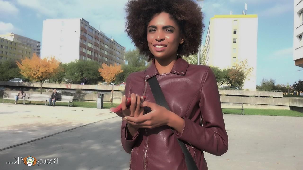 16P Das schwarze Mädchen Luna Corazon hat Sex mit einem weißen Kerl in einem Fahrzeug
