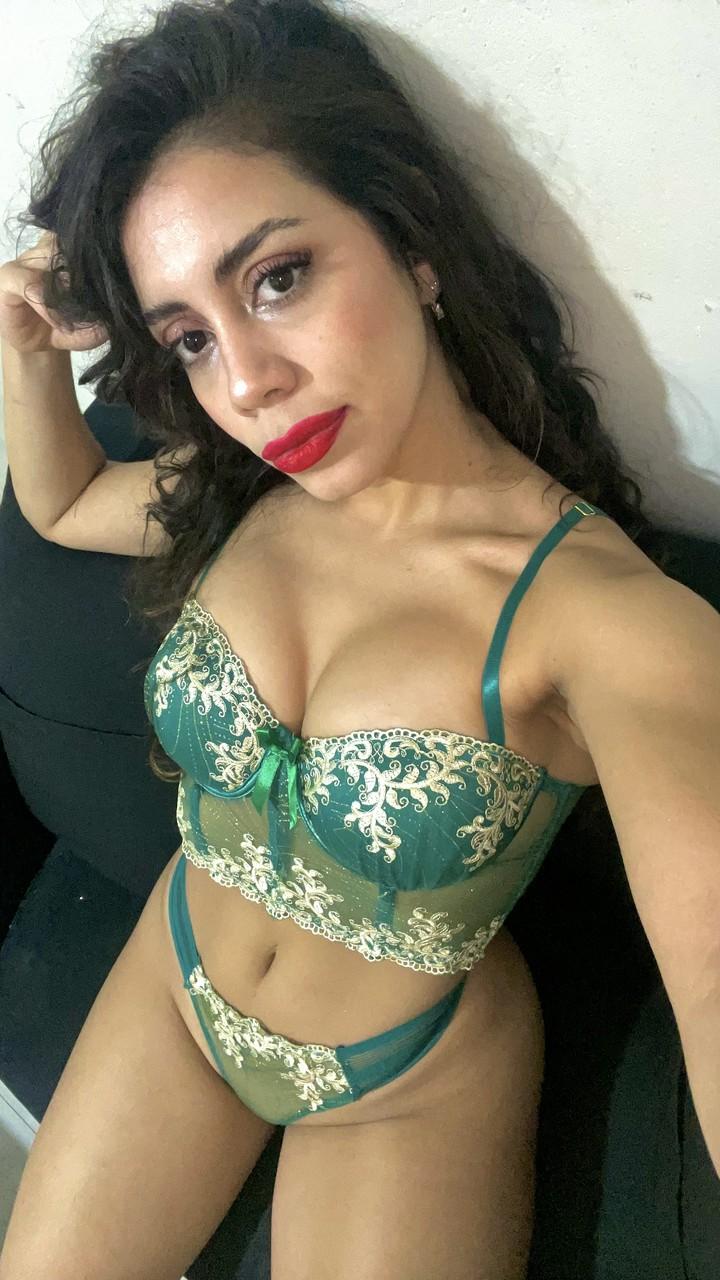 10P Das kurvige Babe Bianca Sanchez stellt in einer heißen Zusammenstellung ihren großen Arsch zur Schau